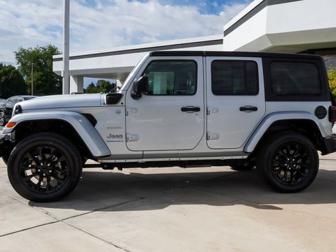 Used 2023 Jeep Wrangler Unlimited Sahara AWD/4WD image 5