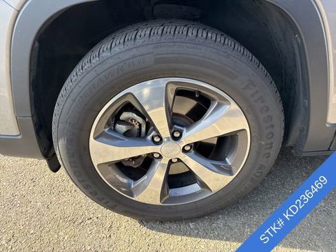 Used 2019 Jeep Cherokee Limited AWD/4WD image 4