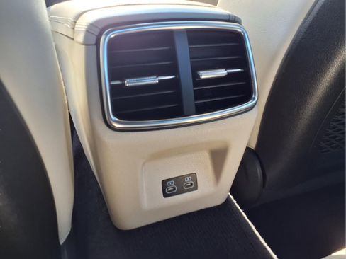 Used 2025 Genesis G70 2.5T image 23