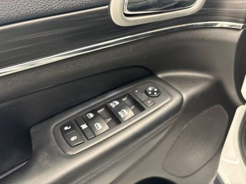 Used 2019 Jeep Grand Cherokee Limited AWD/4WD image 17