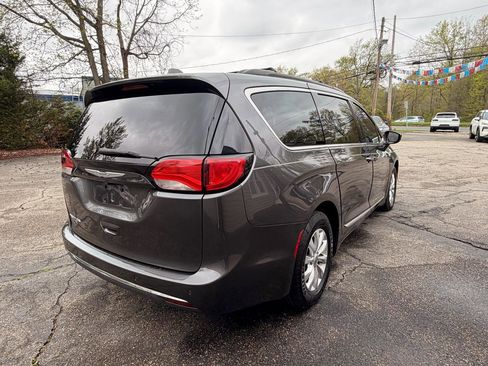 Used 2017 Chrysler Pacifica Touring-L FWD image 7