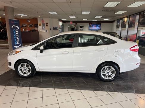 Used 2018 Ford Fiesta SE image 2