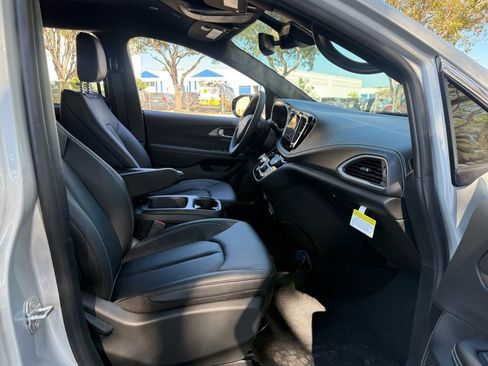 New 2026 Chrysler Pacifica Select image 35