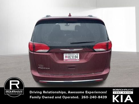 Used 2018 Chrysler Pacifica Touring-L image 4