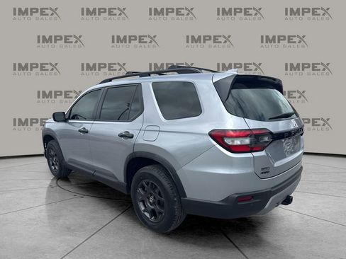 Used 2025 Honda Pilot TrailSport image 3