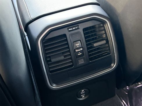 Used 2025 Porsche Macan image 15