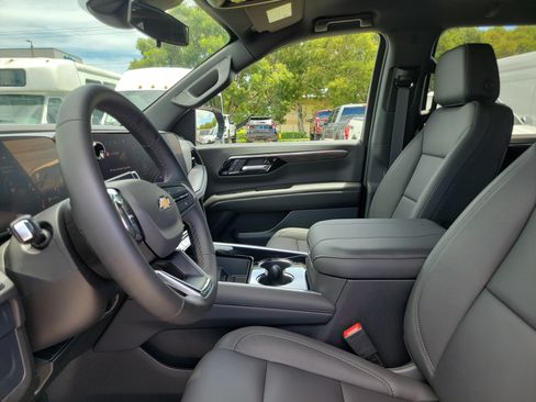 Used 2026 Chevrolet Suburban LT RWD image 10