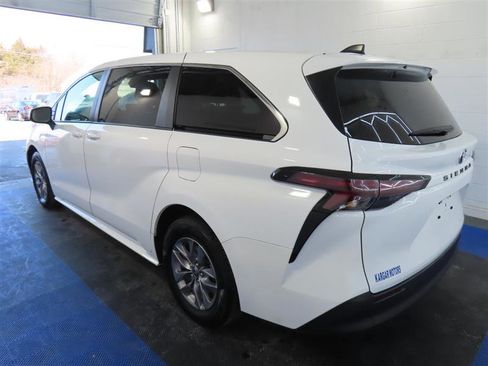 Used 2024 Toyota Sienna LE image 10