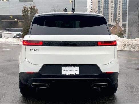 Used 2024 Land Rover Range Rover Sport SE image 4