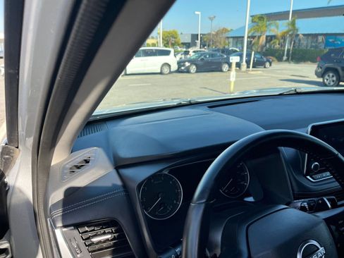 Used 2025 Nissan Rogue SV FWD image 36