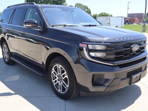 Used 2025 Ford Expedition Active AWD/4WD image 4