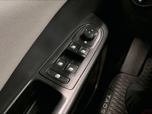 Used 2023 Volkswagen Taos SE w/ Panoramic Sunroof Package FWD image 39