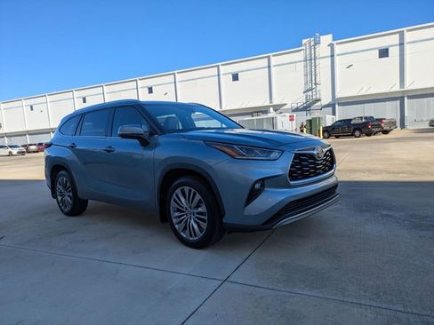 Used 2022 Toyota Highlander Platinum image 3