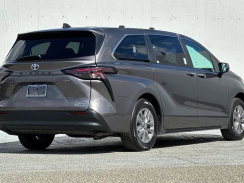 Used 2024 Toyota Sienna XLE image 3