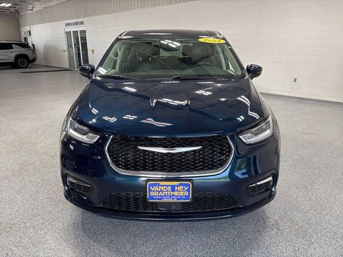 Used 2023 Chrysler Pacifica Touring-L FWD image 2