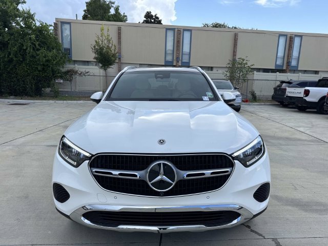 Used 2025 Mercedes-Benz GLC 300 4MATIC image 2