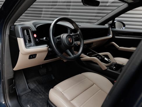 Certified 2025 Porsche Cayenne E-Hybrid Coupe AWD/4WD image 4
