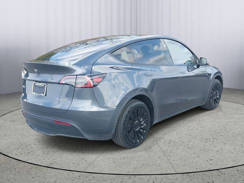 Used 2023 Tesla Model Y Long Range AWD/4WD image 3