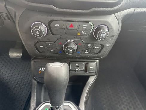 Used 2023 Jeep Renegade Latitude AWD/4WD image 18