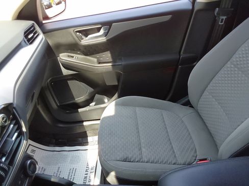 Used 2020 Ford Escape SE image 13