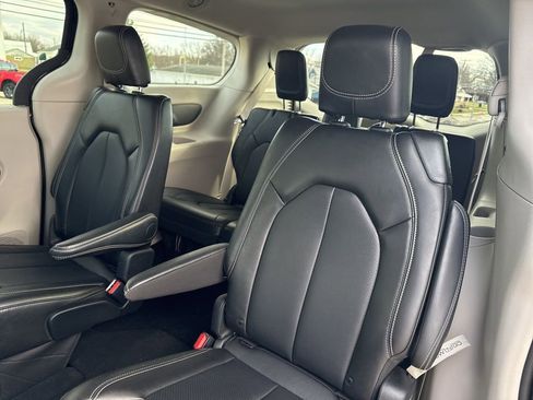 Used 2024 Chrysler Pacifica Touring-L image 10