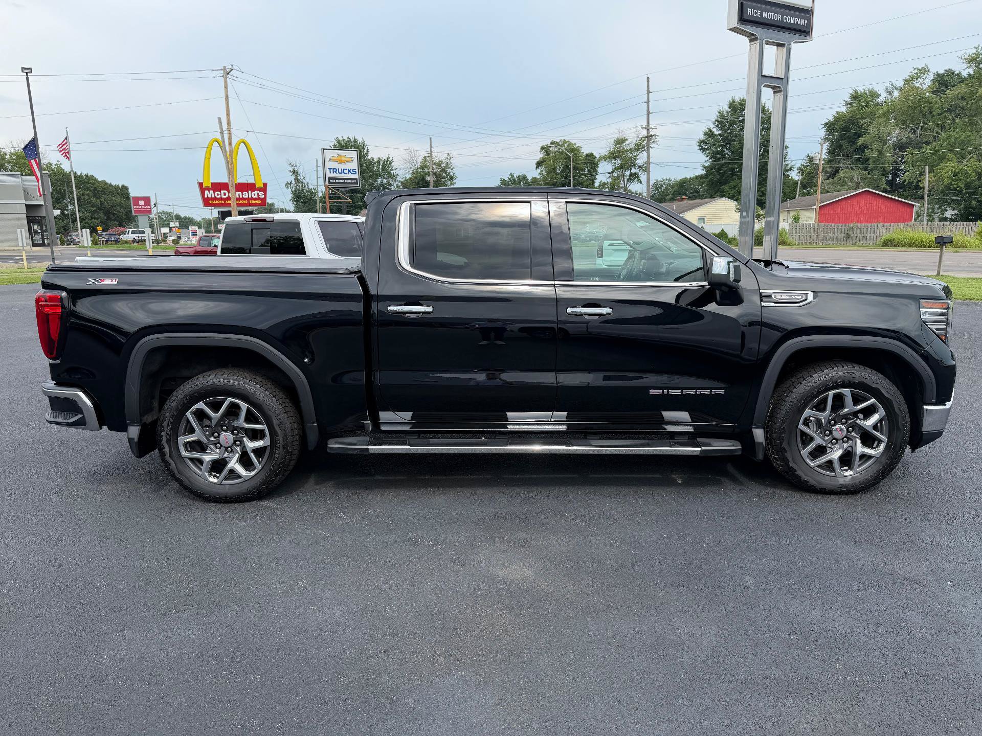 Used 2022 GMC Sierra 1500 SLT w/ SLT Premium Plus Package AWD/4WD image 5
