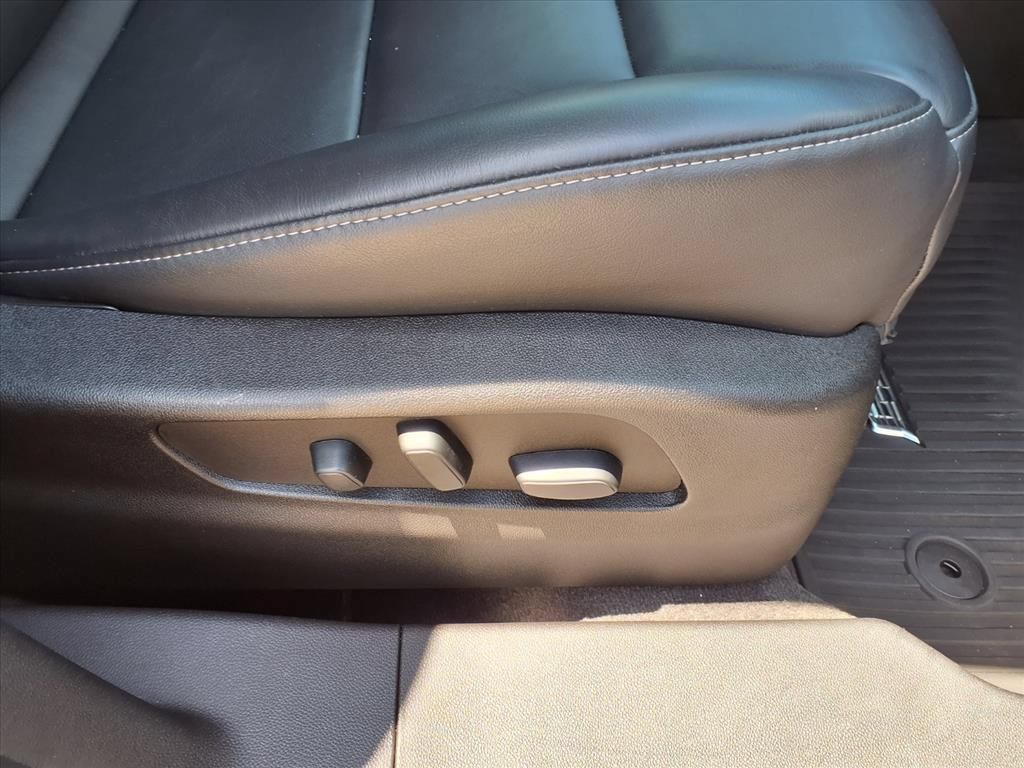 Used 2023 Cadillac XT4 Luxury w/ Cold Weather Package FWD image 10