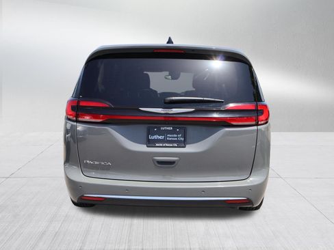 Used 2023 Chrysler Pacifica Touring-L FWD image 5