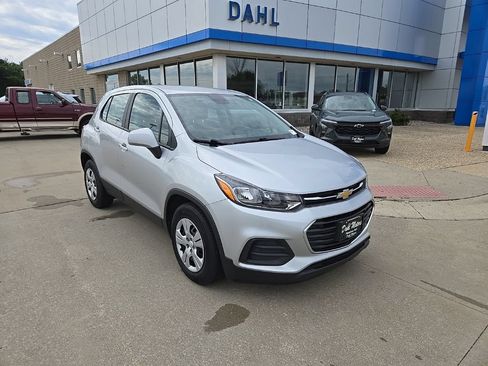 Used 2017 Chevrolet Trax LS FWD image 2