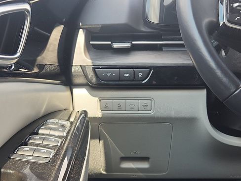 Used 2024 Kia Carnival EX FWD image 13