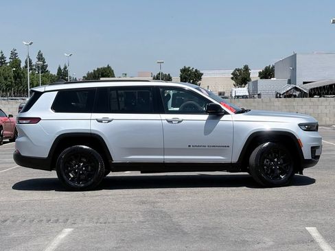 Used 2024 Jeep Grand Cherokee L Laredo AWD/4WD image 4