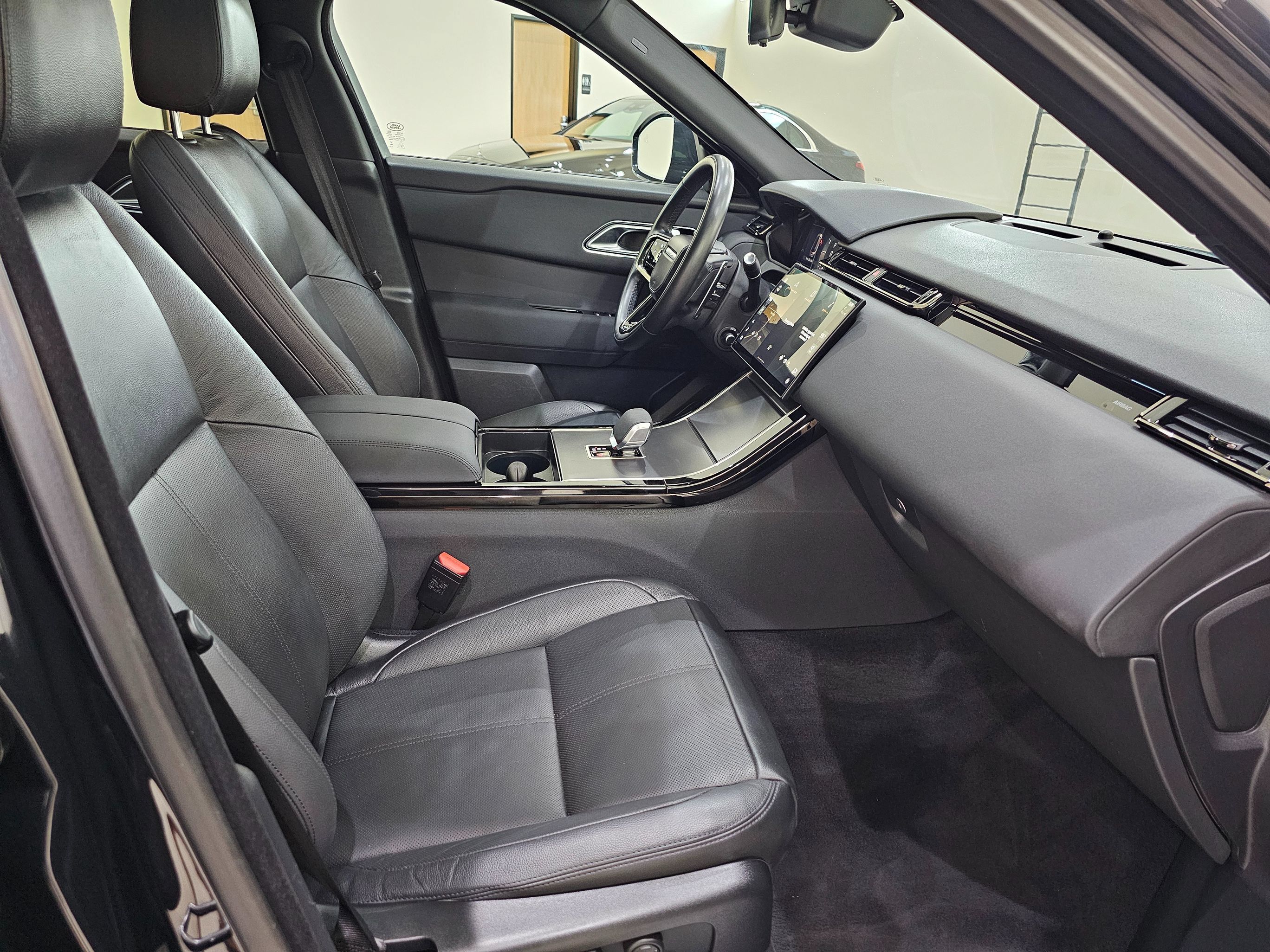 Used 2025 Land Rover Range Rover Velar Dynamic SE AWD/4WD image 39