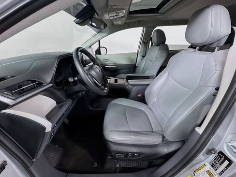 Certified 2022 Toyota Sienna XLE FWD image 11
