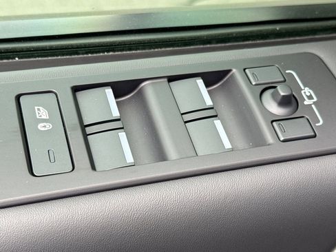 Certified 2024 Land Rover Discovery Metropolitan Edition image 11