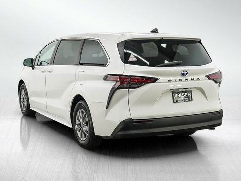 Used 2021 Toyota Sienna LE AWD/4WD image 3