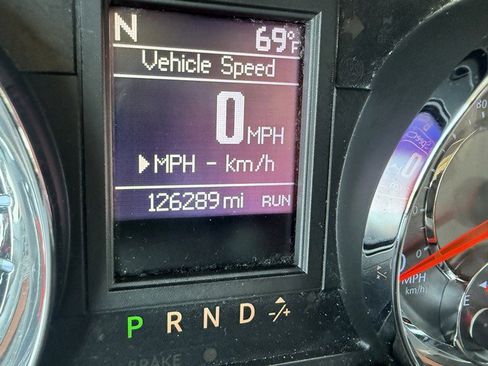 Used 2015 Chrysler Town & Country Touring image 40