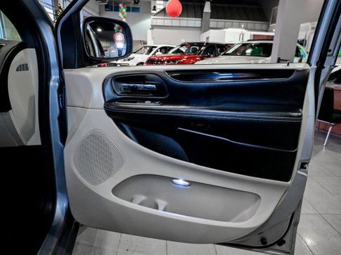 Used 2019 Dodge Grand Caravan SXT w/ Rear Park Assist Package image 28