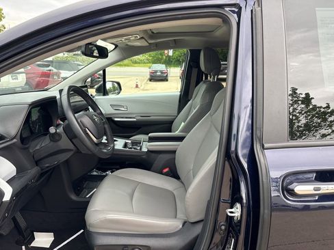 Used 2025 Toyota Sienna XLE FWD image 12