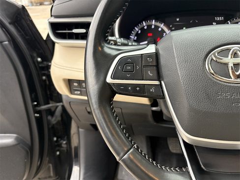 Used 2023 Toyota Highlander XSE image 16
