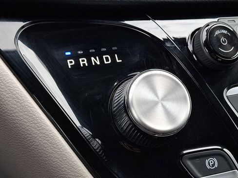 Used 2024 Chrysler Pacifica Touring-L image 17