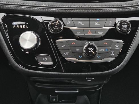 New 2026 Chrysler Pacifica Select image 11