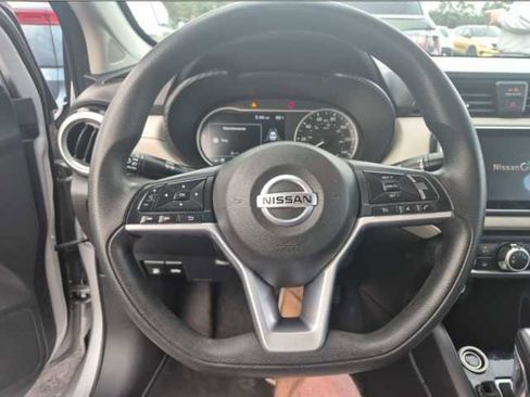 Used 2021 Nissan Versa SV image 4