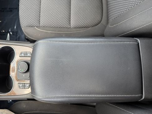Used 2023 GMC Acadia SLE w/ Driver Convenience Package FWD image 18