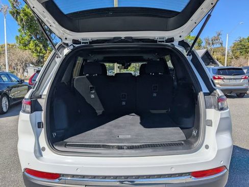 Used 2025 Jeep Grand Cherokee Laredo X image 13