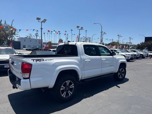 Used 2017 Toyota Tacoma 2WD Double Cab image 4