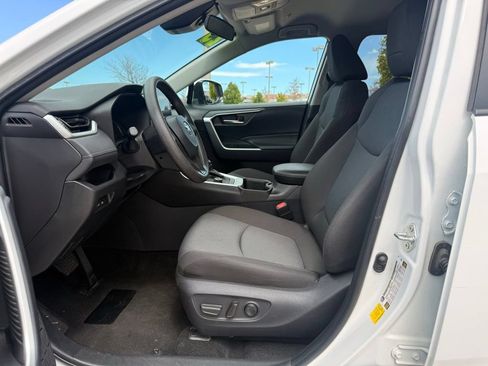 Used 2025 Toyota RAV4 XLE AWD/4WD image 9