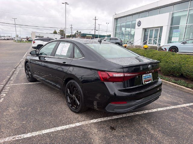 Certified 2025 Volkswagen Jetta SE w/ Sunroof Package FWD image 6