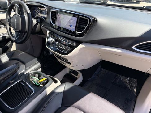 Used 2023 Chrysler Pacifica Touring-L image 24
