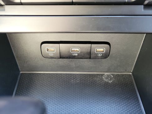 Used 2022 Kia Carnival LX image 35