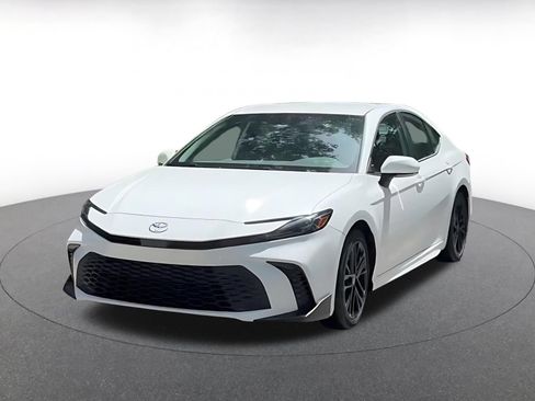 Used 2026 Toyota Camry SE FWD image 5